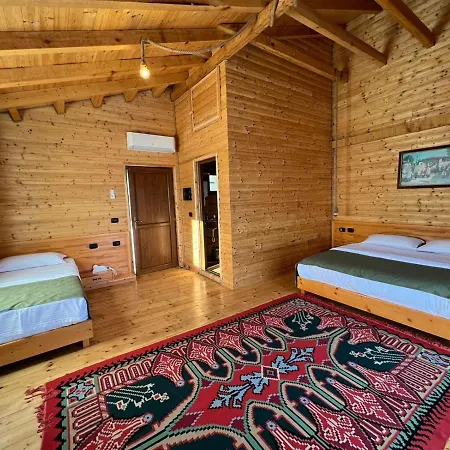 Otel Wooden House Canaj